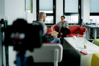 image of CERES-Mitarbeiter interviewt RUB-Kanzlerin
