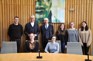image of Studierende besuchen Düsseldorfer Landtag
