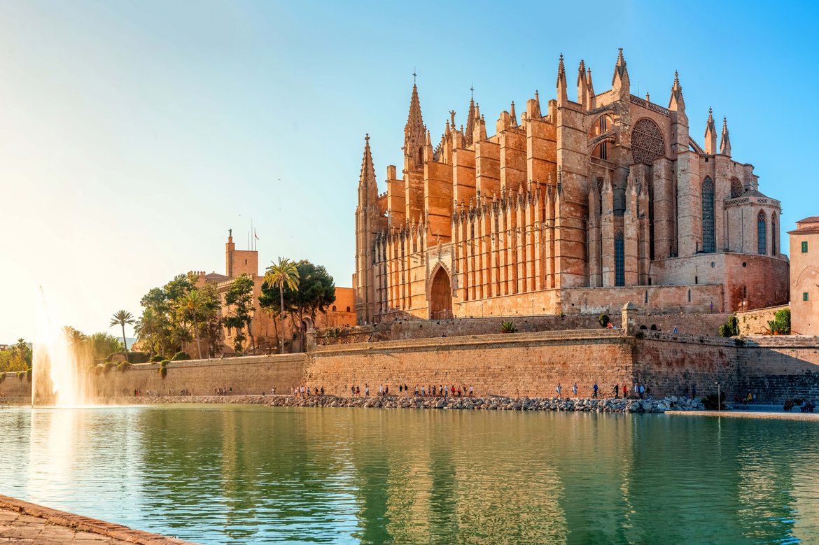 AdobeStock_369304862_palma_de_mallorca.jpg