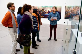 image of KHK Gastwissenschaftler besuchen Kunstausstellung