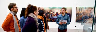 image of KHK Gastwissenschaftler besuchen Kunstausstellung