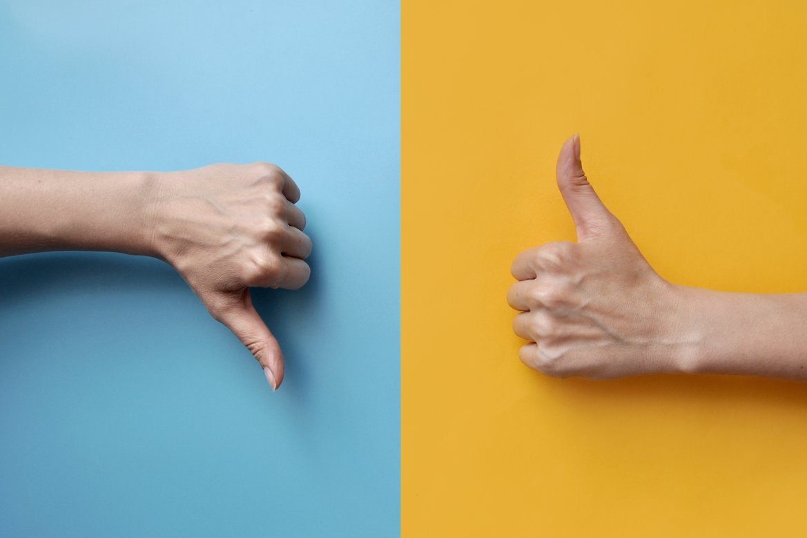 AdobeStock_444378558_daumen_hoch_daumen_runter.jpeg