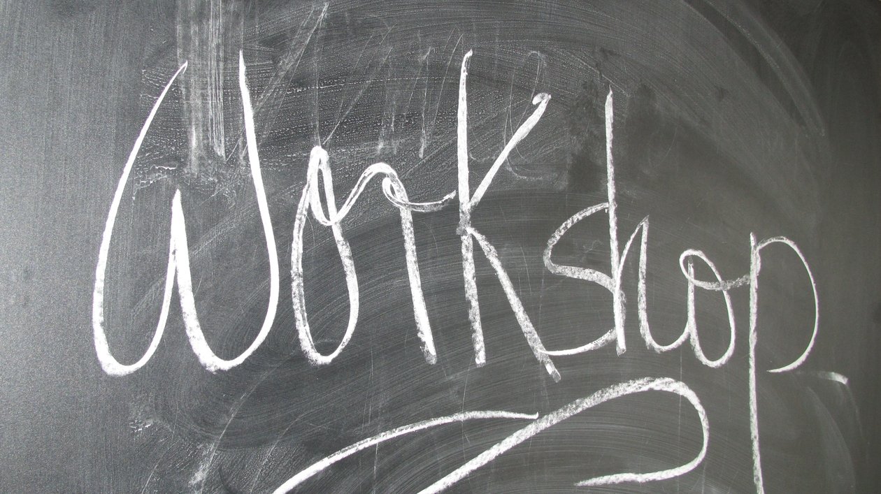 Schriftzug "Workshop" auf einer Schiefertafel