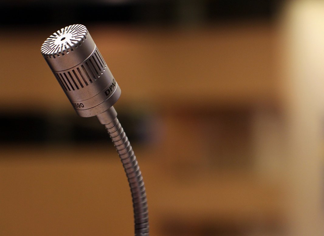 microphone-g64088df84_1920.jpg