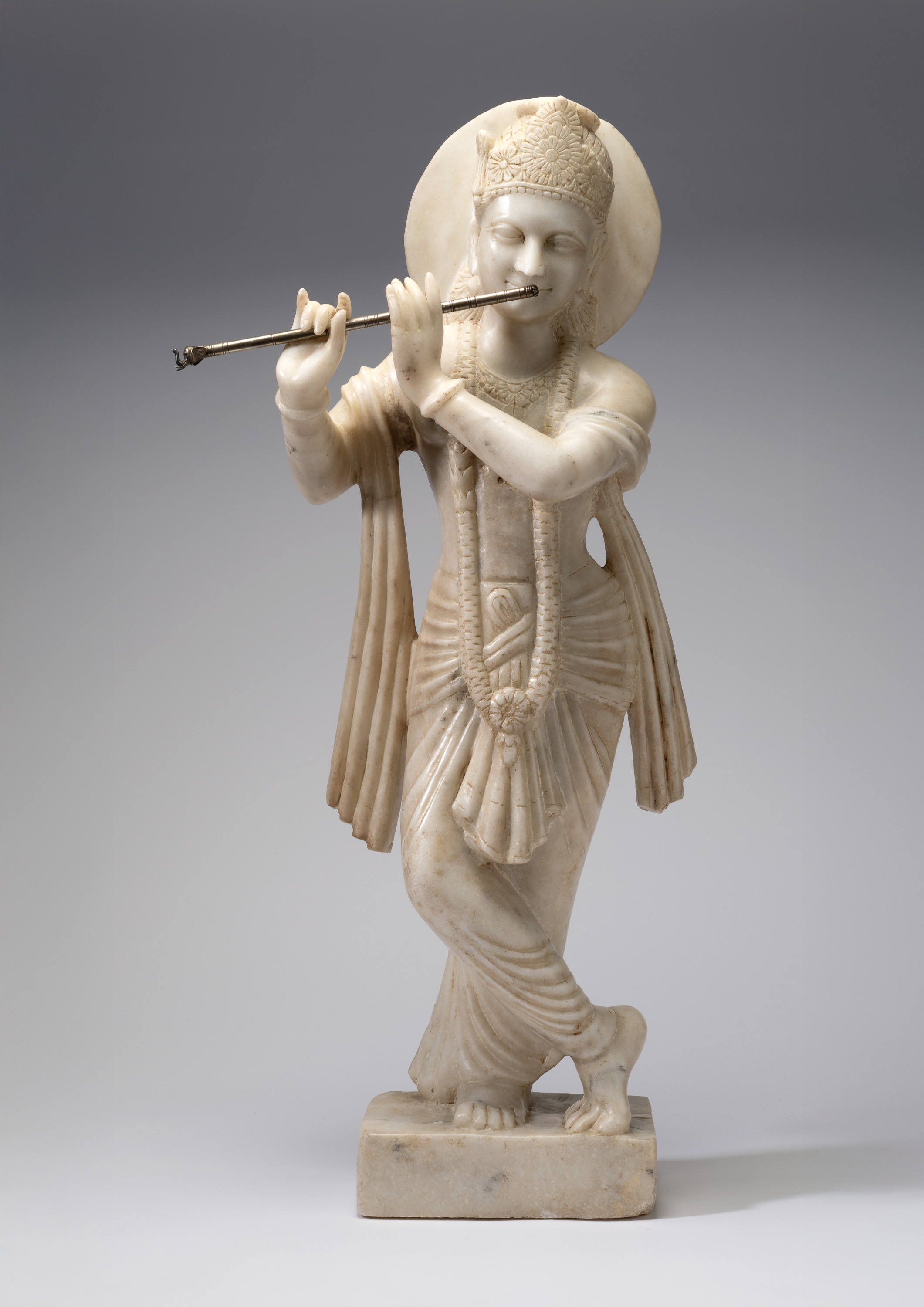 Flöte spielender Krishna, Nordindien, 20. Jh., Marmor, Metall, 88,5 × 45 × 17,5 cm, Inv.-Nr. 09-329 854 © Museum Fünf Kontinente, Foto: Nicolai Kästner Flöte spielender Krishna, Nordindien, 20. Jh., Marmor, Metall, 88,5 × 45 × 17,5 cm, Inv.-Nr. 09-329 854 © Museum Fünf Kontinente, Foto: Nicolai Kästner